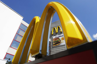Проверки ресторанов McDonald`s в России происходят на фоне усилившегося напряжения между Западом и Москвой.