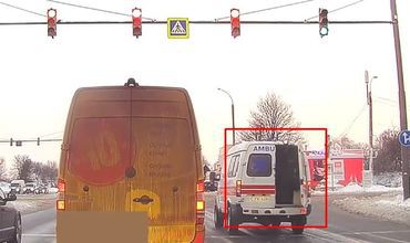 Explicația șoferului ce transporta bradul cu ambulanța trecând pe roşu