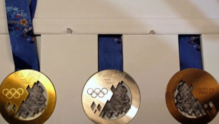 Pe faţa medaliilor sunt reprezentate cele cinci cercuri olimpice, iar pe spate este emblema Jocurilor Olimpice de la Soci şi numele competiţiei.