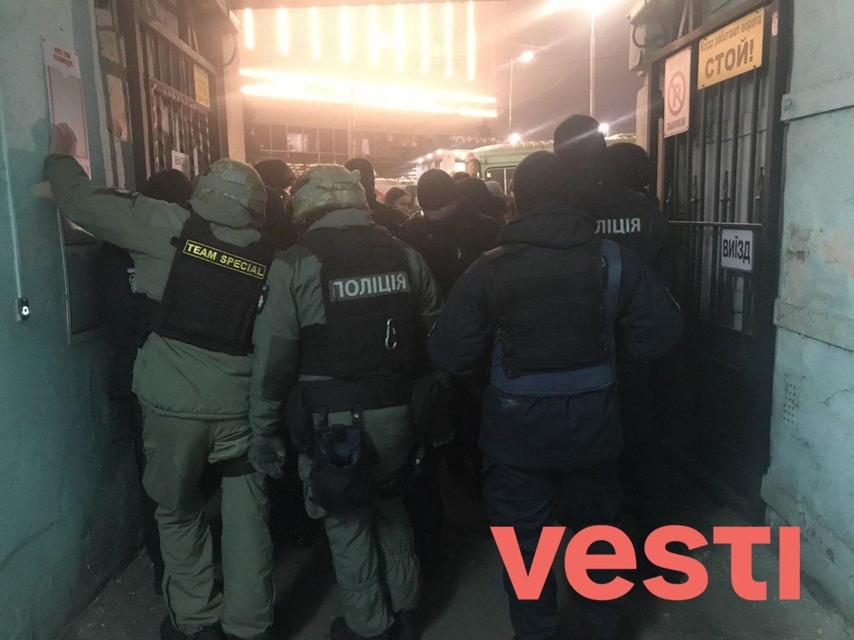 Под домом подозреваемого в убийстве Шеремета националисты вступают в стычки с полицией.