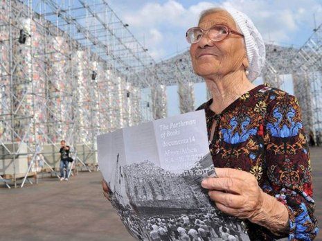 La 90 de ani, călătorește în toată lumea doar din banii de pensie. Foto: antena3.ro