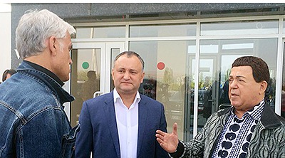 Артистов в кишиневском аэропорту встретил лидер ПСРМ, депутат Парламента Игорь Додон.