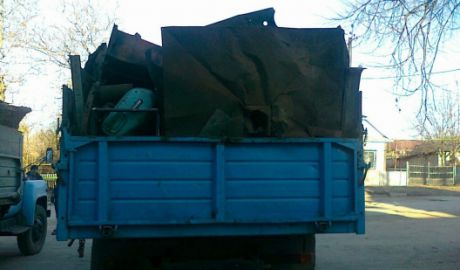 Transportau ilicit şapte tone de fier vechi. Inspectorii de patrulare au tras pe dreapta în oraşul Briceni două camioane încărcate cu metal.