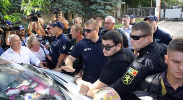 Liderii PPDA şi PAS: Poliţia că a folosit gaze lacrimogene şi a trucat imagini. Foto: independent.md