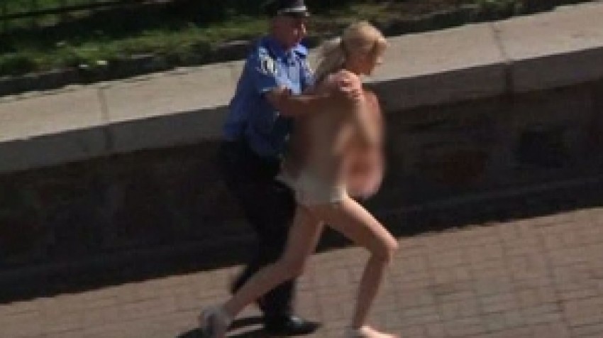 La protestul au participat zeci de simpatizante ale mişcării FEMEN, care au declarat că vor continua protestele pe tot 