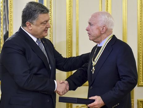 Порошенко наградил Маккейна орденом Свободы.