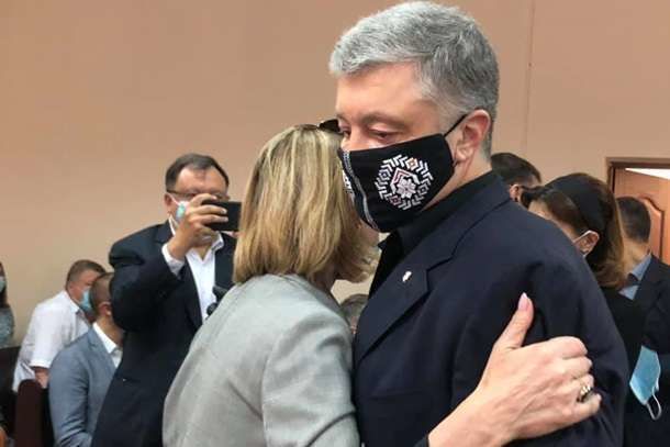 Киевский суд возобновил рассмотрение меры пресечения Порошенко.