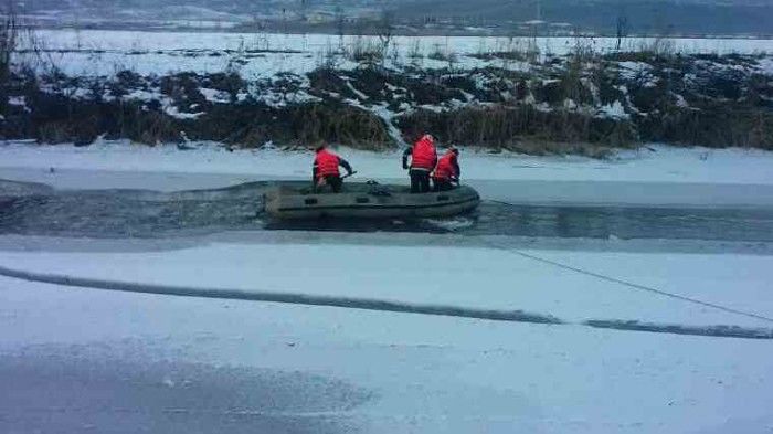 Un bărbat în vârstă de 60 de ani a decedat după ce gheața de pe lacul Ghidighici s-a spart și a căzut în apă. Foto: portalsm.ro