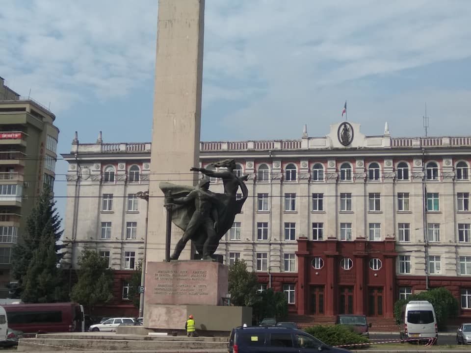 Начался ремонт памятника освободителям Кишинева.