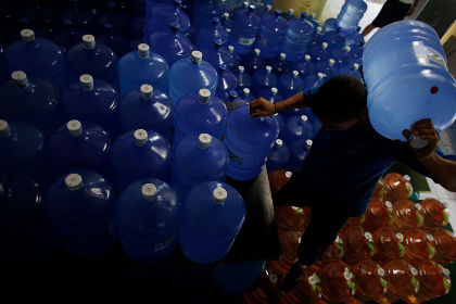 Из резервуара взяли пробы воды и отправили их на экспертизу. Фото: Nacho Doce / Reuters