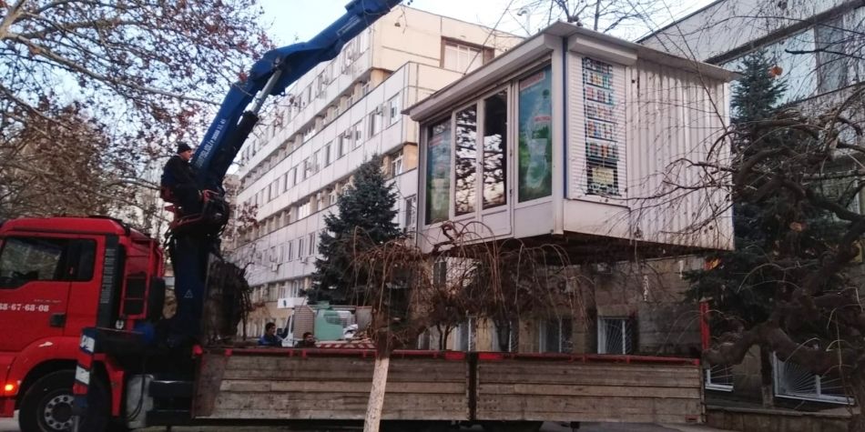 Примэрия продолжает снос киосков, рекламных панно и гаражей.