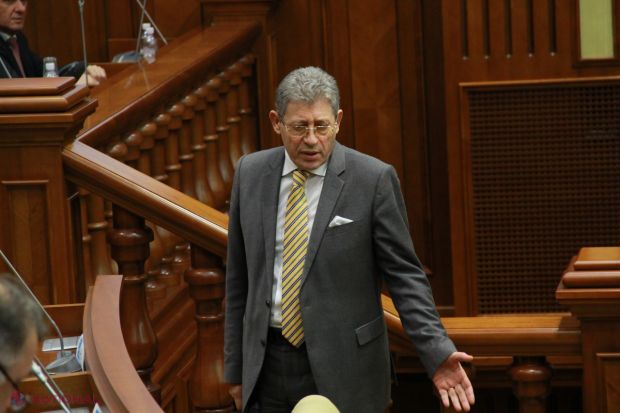 Mihai Ghimpu, nu se grăbește să dea curs invitației lansată de președintele Partidului Liberal Democrat, Vlad Filat, de a lansa negocieri pentru crearea unei noi coaliții de guvernare.