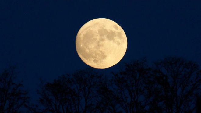 В следующий раз Луна пройдет так близко от Земли лишь 25 ноября 2034 года.