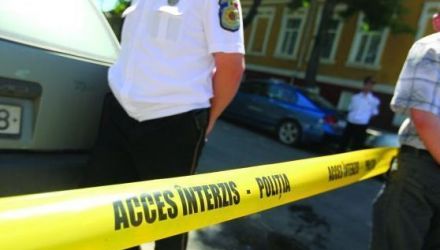 La locul incidentului au venit 6 maşini de poliţie şi zeci de ofiţeri operativi.