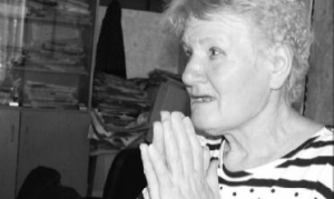 Bătrâna a scos plângând dintr-o sacoşă un teanc de hârtii, pe care le-a adunat după ce Elena T. i-a trântit uşa în nas