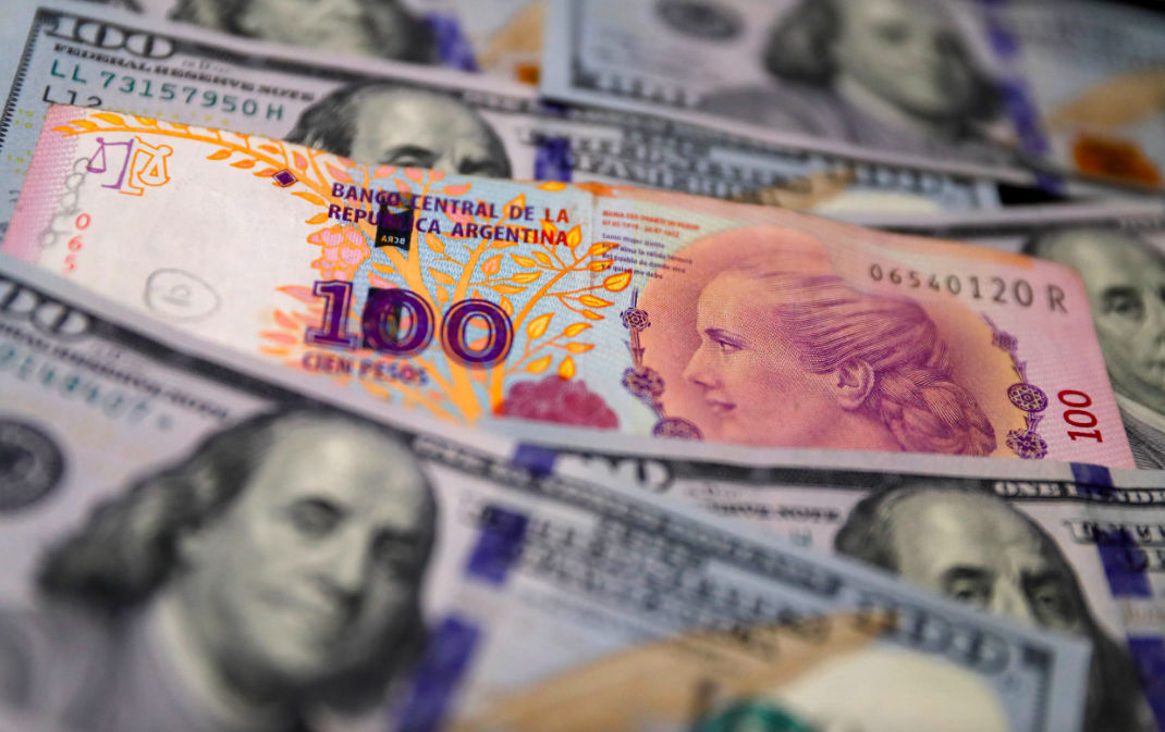 Piața neagră a dolarului din Argentina dispare după reformele lui Milei.