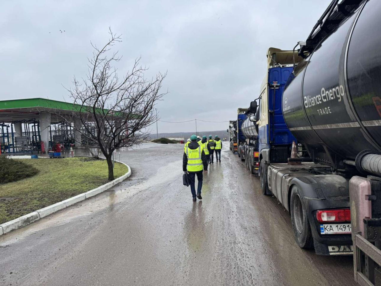 Controale intensificate la frontieră: Autorităţile verifică calitatea motorinei importate.