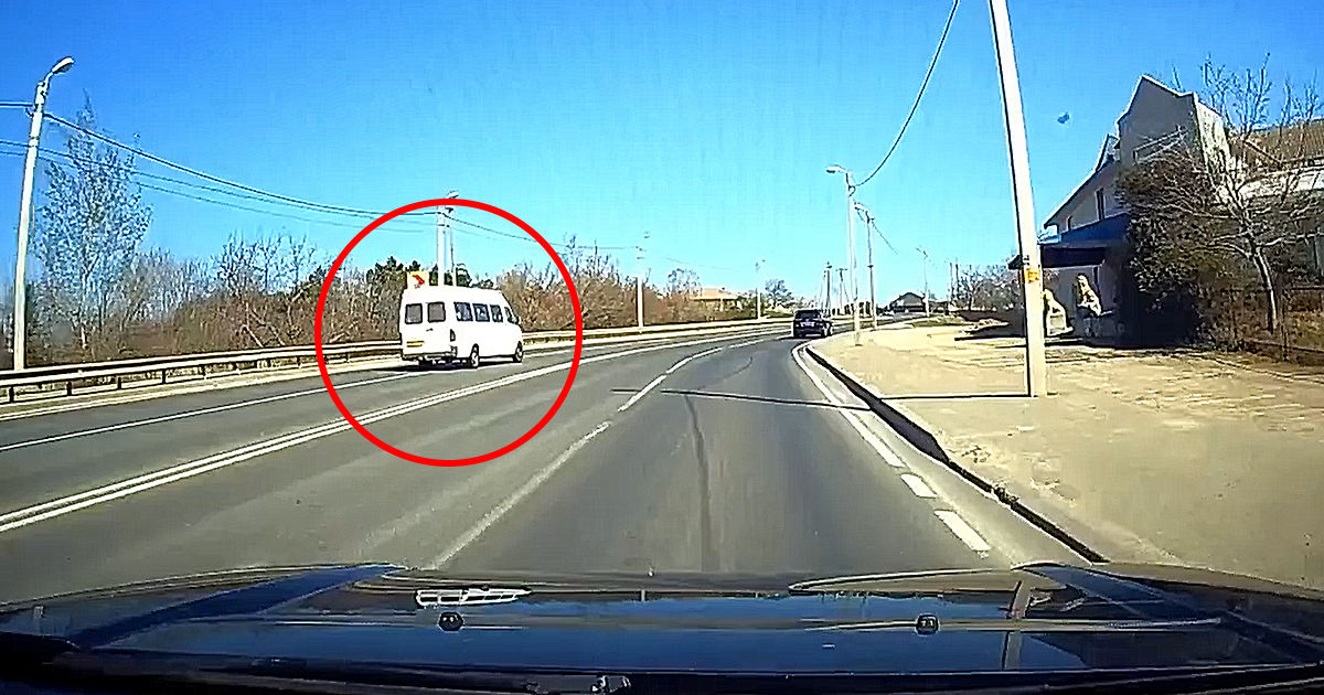 La un pas de accident: Un microbuz cu pasageri a intrat pe contrasens la Peresecina.