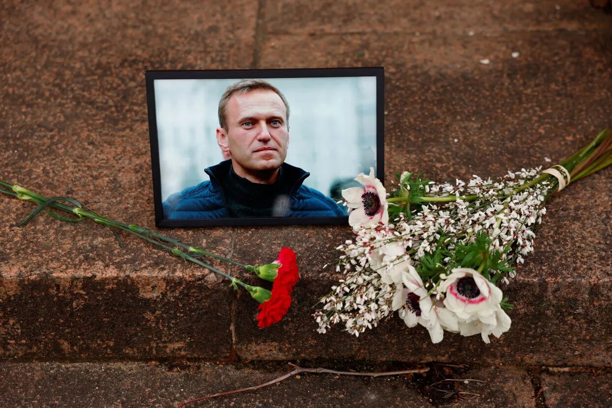 В российских городах задержали участников акций памяти Навального.