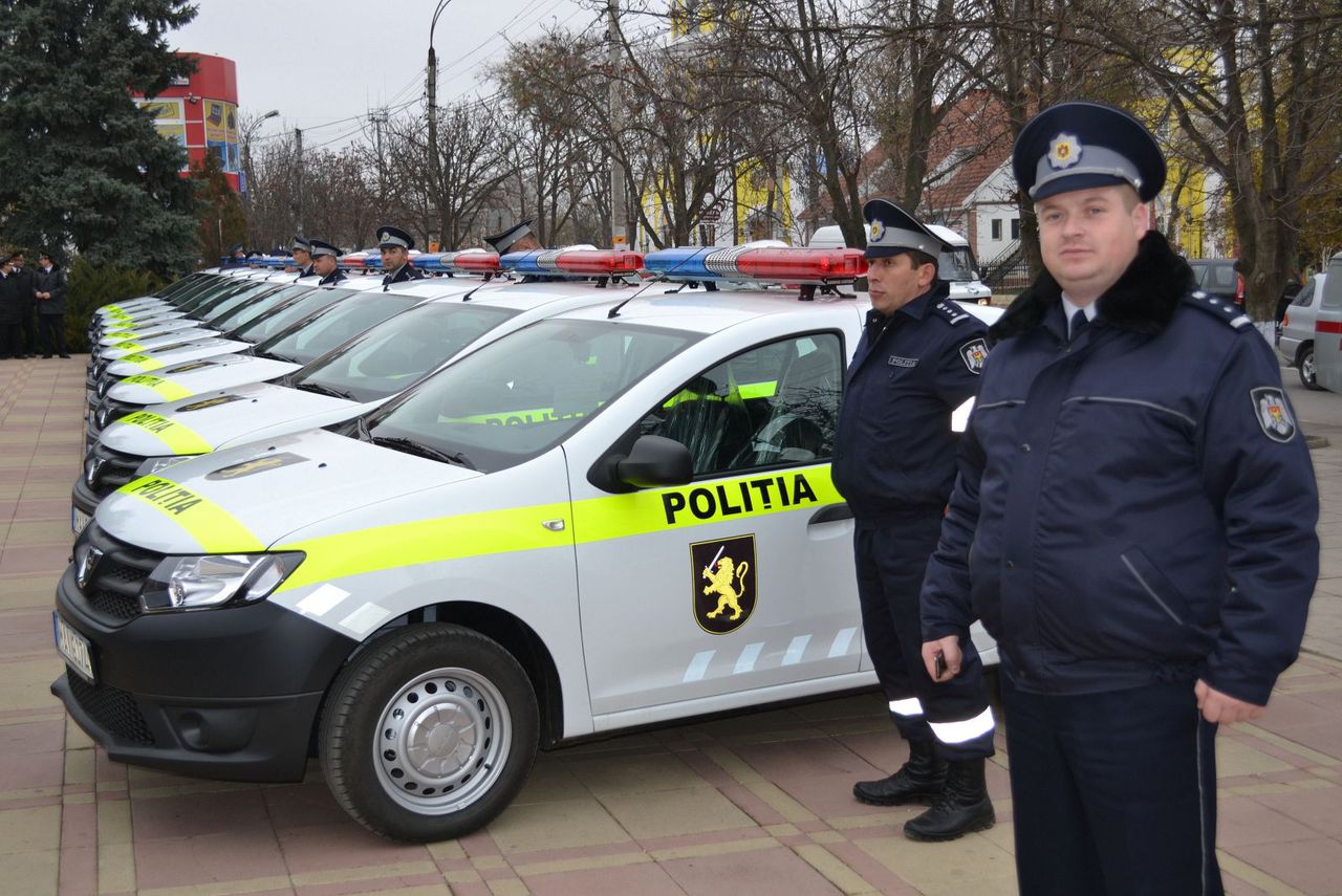 В министерстве внутренних дел работают 18 тысяч человек, почти 10 тысяч из них - полицейские