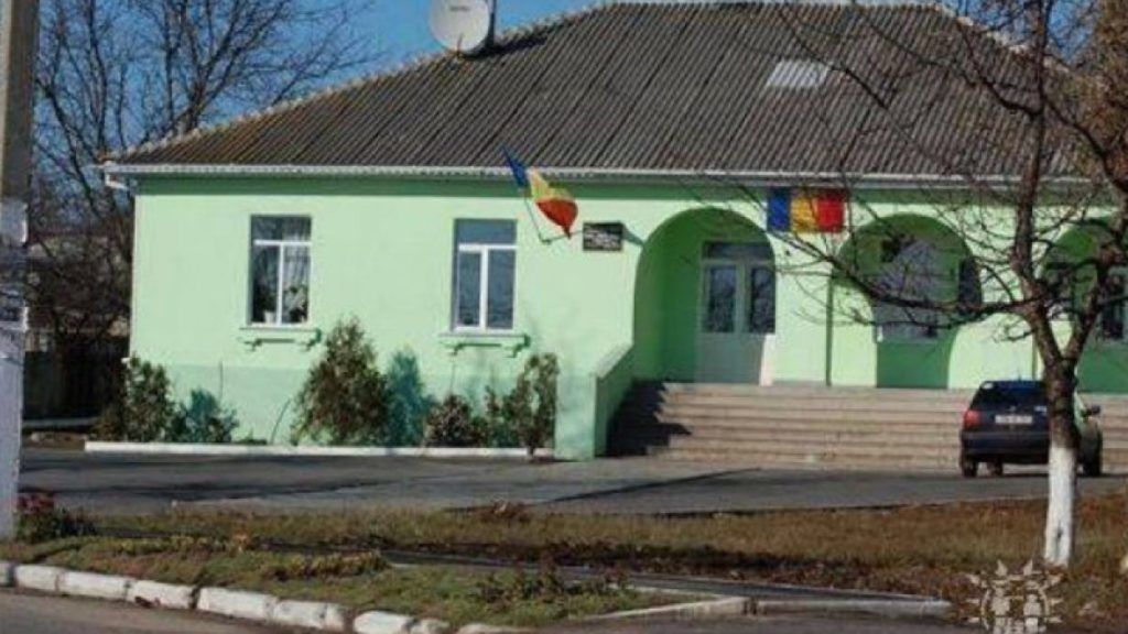 НАЦ вновь провел обыски в Трушенах и задержал экс-полицейского.