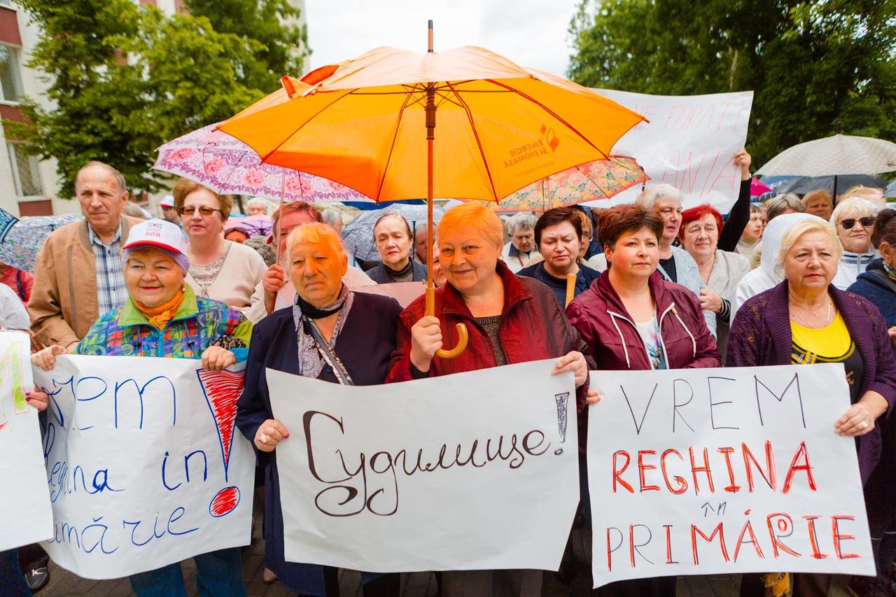 Сотни людей выразили протест против снятия с выборов Апостоловой.