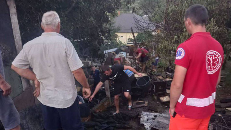 В Каларашском районе произошел пожар: сгорели сарай и крыша дома.