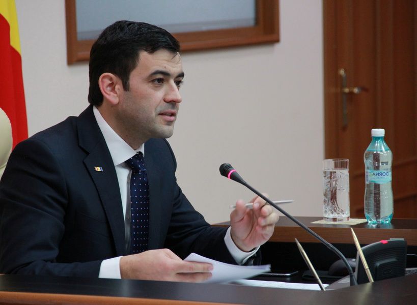 "Габуричу лучше прояснить ситуацию, т.к. это угрожает авторитету премьера и правительства".   Фото: realitatea.md.