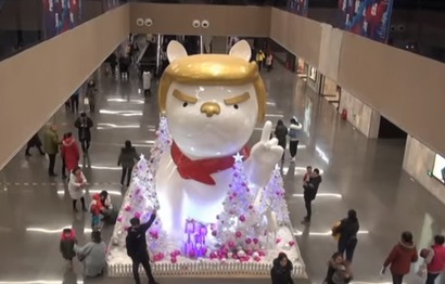 В китайском супермаркете установили фигуру собаки с прической Трампа.