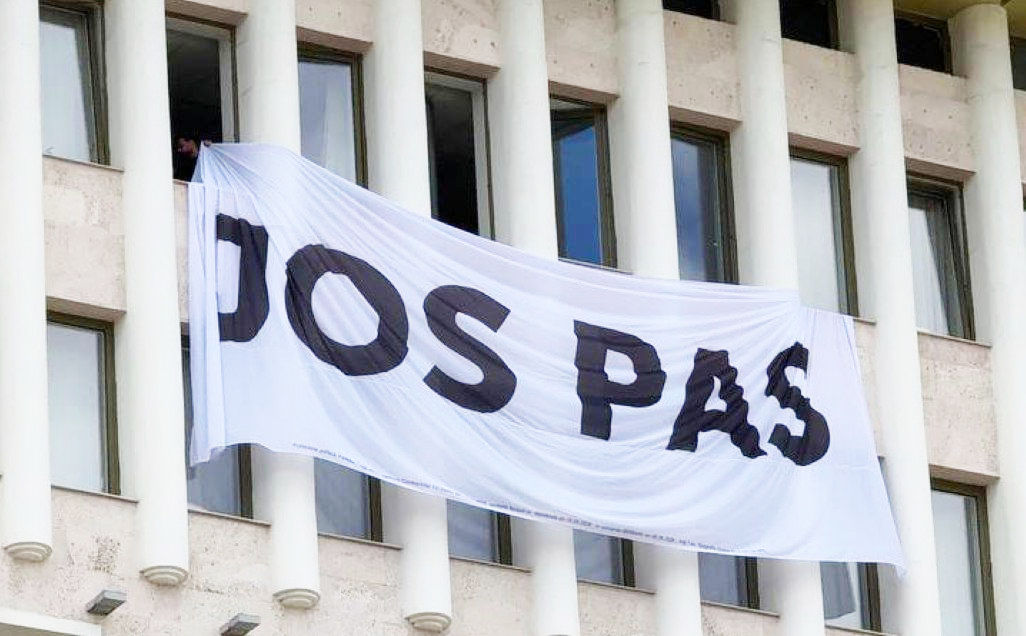 На здании парламента вывесили баннер с надписью "Долой PAS".
