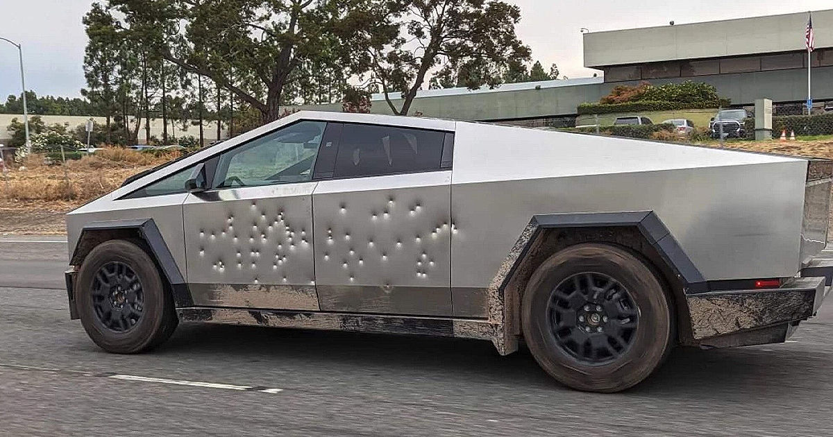 Пикап Tesla Cybertruck выдержал попадание из пистолета-пулемета.