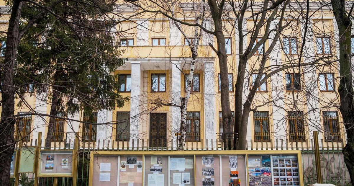 В Румынии закрыли дело за якобы наезд на ворота посольства России.