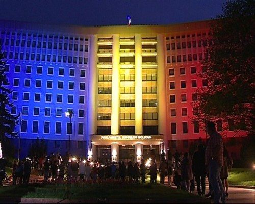 Zeci de oameni au venit in scuarul Parlamentului ca sa admire spectacolul de culori. Foto: protv.md