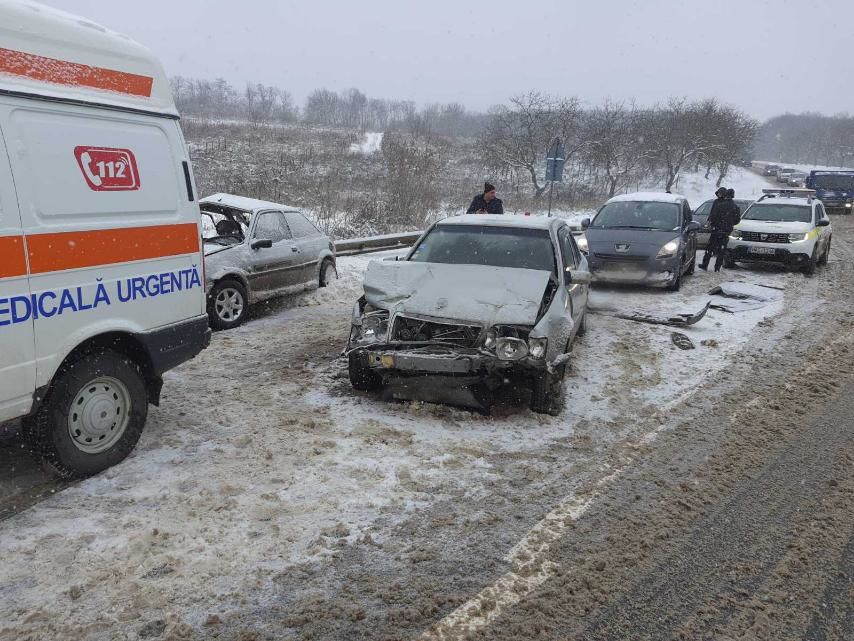 Двое взрослых и ребёнок пострадали в аварии в Яловенах.