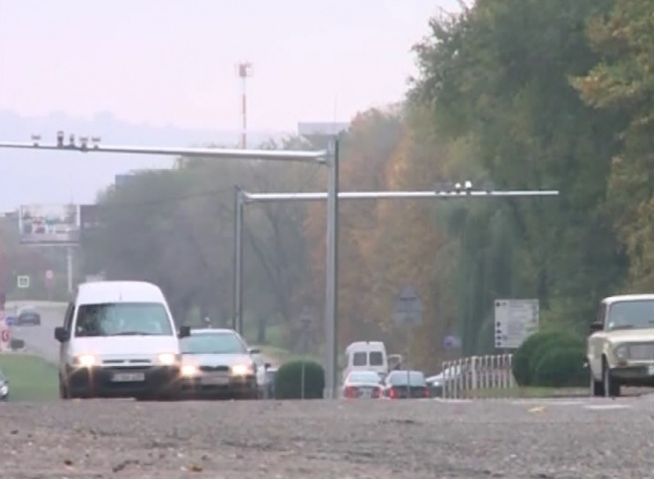 Dupa ce astazi judecatoria Centru a constatat ca supravegherea video de pe strazi este ilegala, de aceasta decizie ar putea sa beneficieze toti soferii care au fost amendati in baza probelor obtinute de la camerele video.