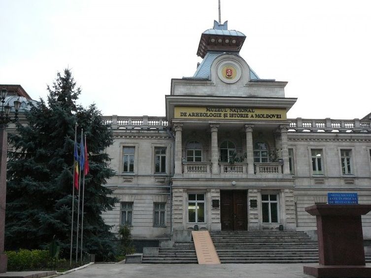 На всеобщее обозрение выставлены не все ценные экспонаты.