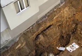 Под жилым домом образовалась огромная яма. 