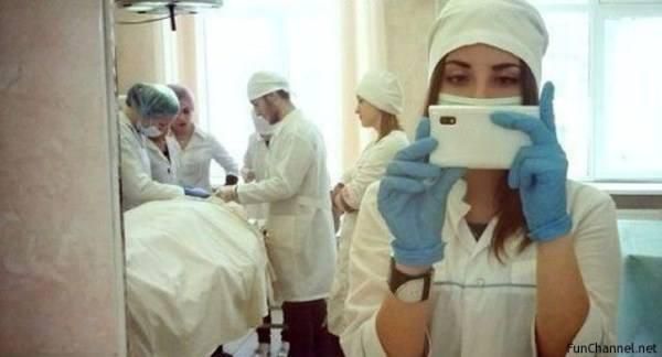 Fenomenul selfie a devenit atât de popular încât unii oameni sunt deja dependeți de el. Foto: likes.com