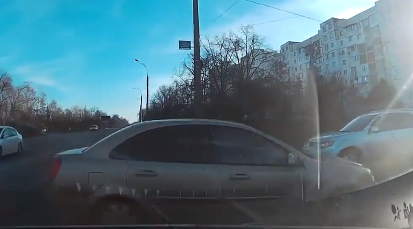 Accident evitat în ultimul moment, surprins de o cameră de bord