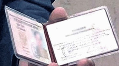 Молодой человек сел в автомобиль, когда женщина за рулем ждала зеленого сигнала светофора.