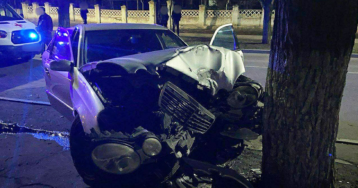 Un Mercedes s-a izbit de un copac din cauza unui drift nereușit la Bender: Mai multe persoane au fost rănite.