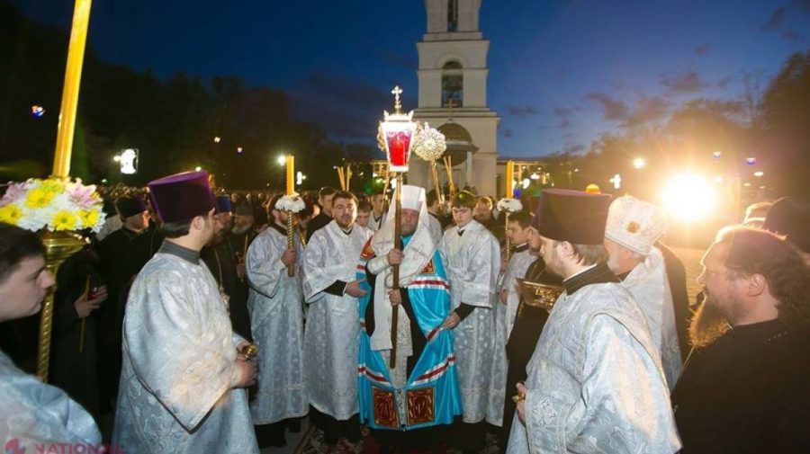 В Митрополии рассказали, кто привезет Благодатный огонь в Молдову.
