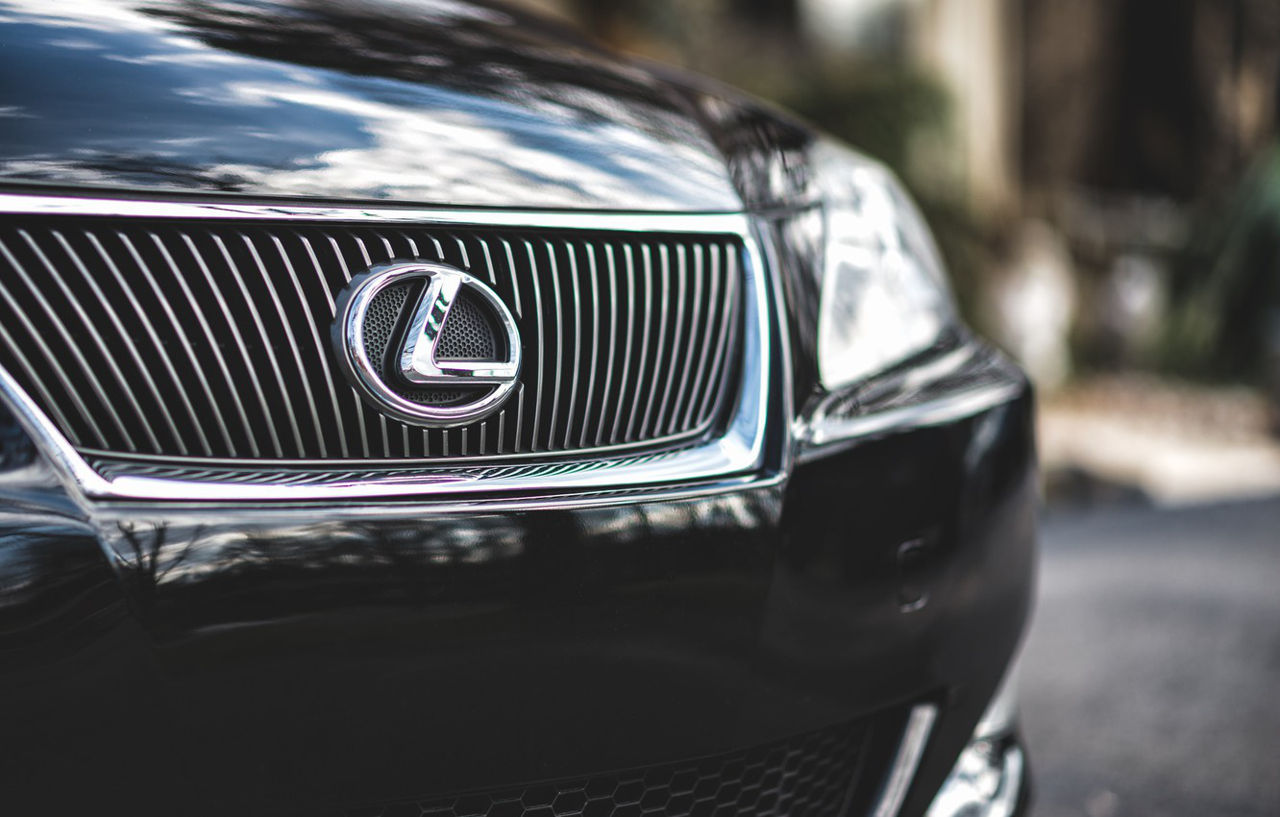 Женщина пожаловалась в полицию, что священник повредил кулаком ее Lexus.