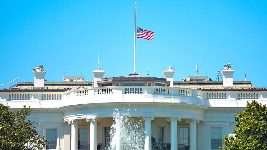 Трамп приспустил флаг в честь Маккейна после вмешательства ветеранов.