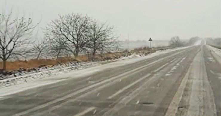 В Шолданештском районе снегом припорошило дороги. 