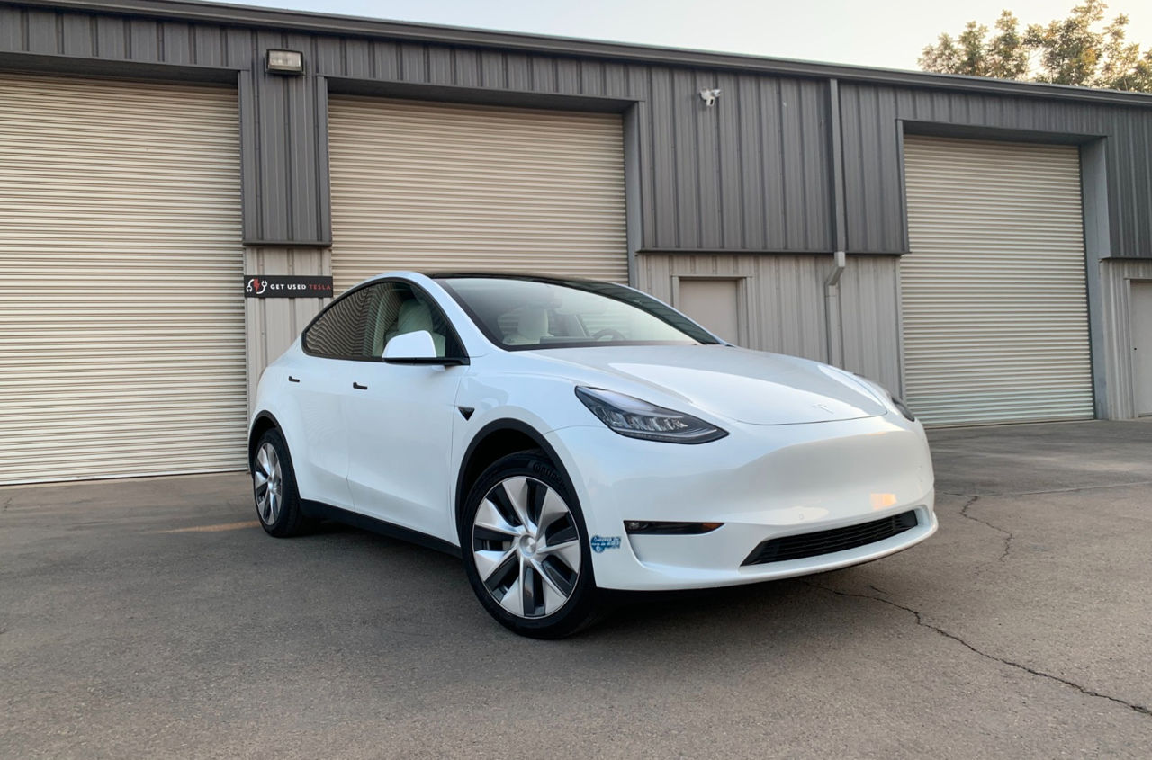 В США начали расследование проблем с дверными ручками Tesla Model Y.