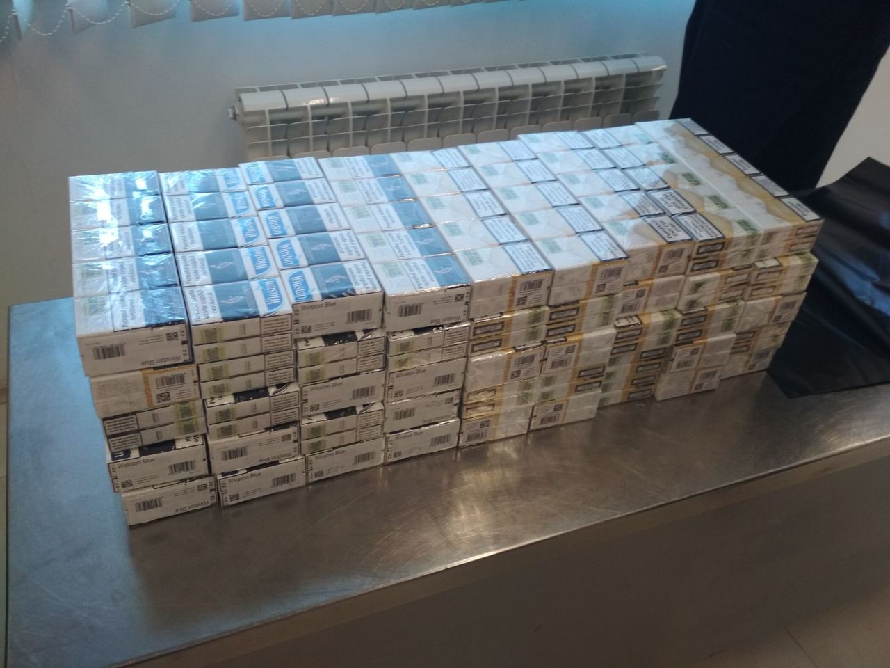 Владелец чемодана с сигаретами был оштрафован на 3 500 леев. Фото: customs.gov.md.