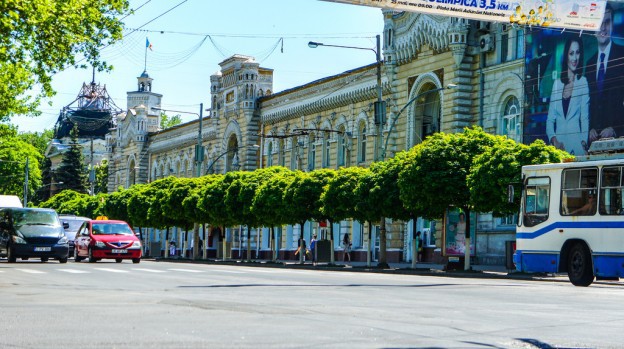 Lucrările se vor executa deschis, pe trotuar şi gazon, traversând bulevardul Ştefan cel Mare şi strada Ismail.