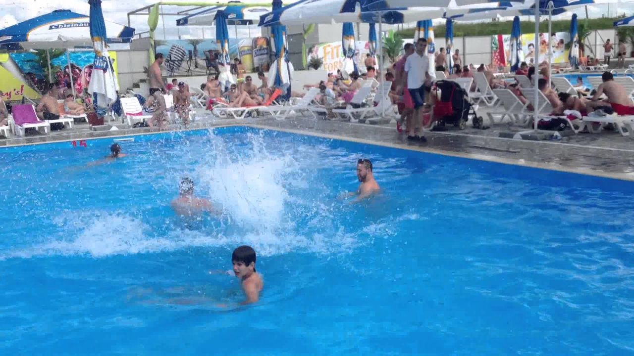 Atitudinea personalului, motiv de scandal la o piscină din Capitală. Foto simbol: Youtube