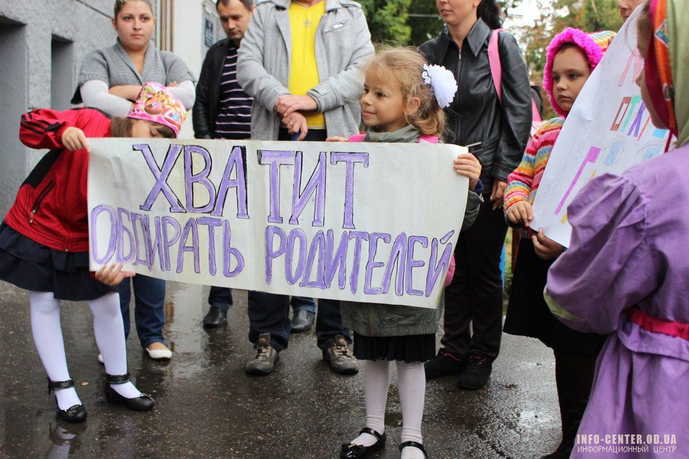 Многие родители жалуются на сбор денег в школах.